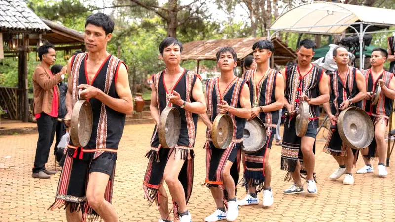Artisans in Mang Den, Quang Ngai province, perform gong music for tourists (PHOTO: HONG PHUONG)