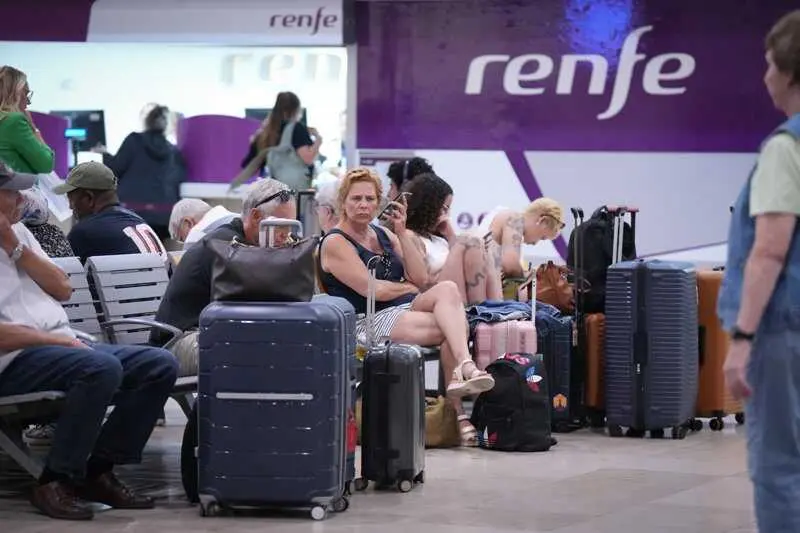 Renfe ajusta desde el 14 de septiembre los horarios de cuatro servicios AVE entre Barcelona, Málaga y Granada