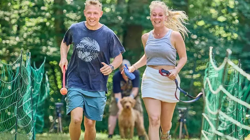 Zeigen wie's geht: Auch die Besitzer mussten Strecke machen, um die Hunde zum Laufen zu animieren.