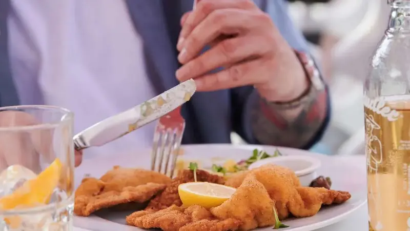 „Ist ja lächerlich“: Influencer fliegt Empfehlung für 70-Euro-Schnitzel um die Ohren