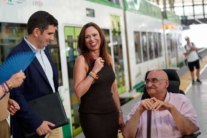 La Junta destaca la accesibilidad universal e intermodalidad del Trambahía junto a la Asociación Cota Cero