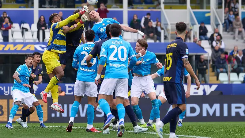 El Nápoles lucha por asegurarse la clasificación europea y por el título