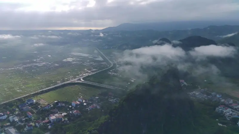 Phong Nha emerges magically from the early morning mist, where majestic nature blends harmoniously with the peaceful rhythm of life of the people in this heritage region.