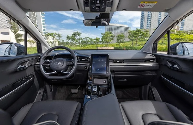 Overview of the Hyundai Custin dashboard.
