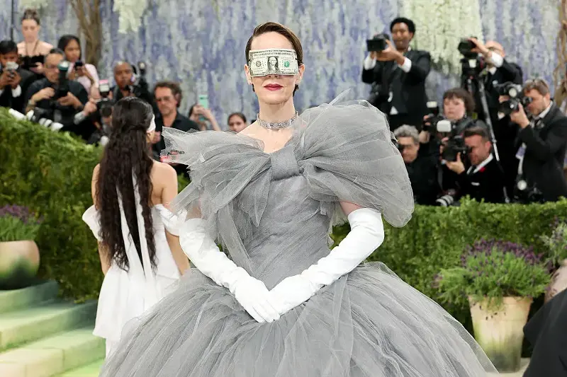 Sarah Paulsons Met Gala‑outfit zorgt voor discussie