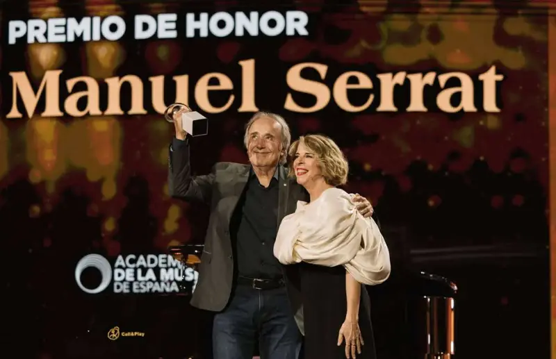 Rosalía arrasa en los premios de la Música, pero Serrat se lleva la ovación