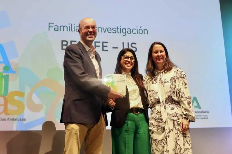 Equipo de la US recibe el premio 'Familias Andaluzas 2026' por investigar sobre bienestar digital adolescente