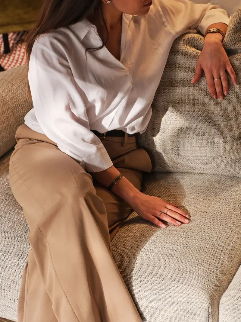 You can really see the upholstery properly here in natural light, from the texture of the weave to the way it settles across the seat. It gives you a much better sense of how the fabric actually lives on the sofa.Victoria Erdelevskaya
