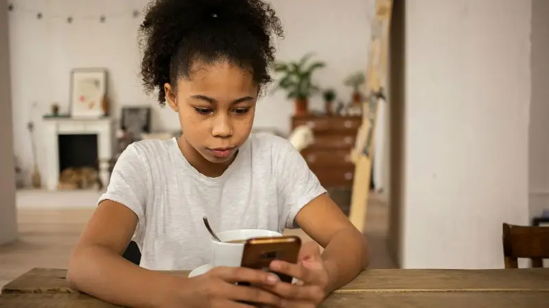 Waarom smartphoneverboden op scholen de mentale gezondheid niet verbeteren