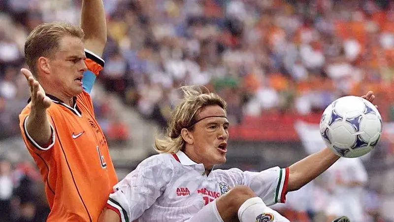 TOPSHOT-CUP-FR98-NED-MEX-ACTION-HERNANDEZ