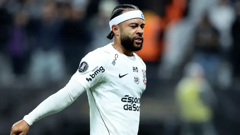 Memphis Depay y el Corinthians están en punto muerto por el pago de una prima, por lo que se le ha pedido al jugador holandés que no se presente a los entrenamientos de pretemporada