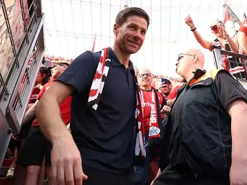Xabi Alonso con los aficionados del Leverkusen. (Reuters) Xabi Alonso con los aficionados del Leverkusen. (Reuters)