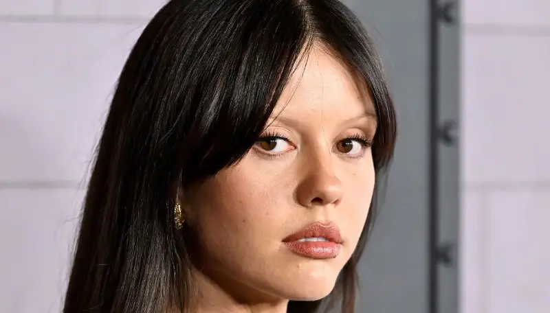 L'abbiccì del make-up soft dark di Mia Goth in Frankenstein