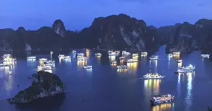 Over 30 luxury cruise ships will showcase fireworks in Ha Long Bay on October 20th.