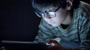 More children wearing glasses? Ophthalmologist explains link between screen time and children’s eye health