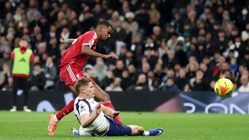 Isak set for spell on sidelines with injury