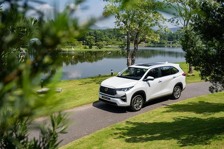 The Toyota Innova Cross's body features strong, embossed lines.