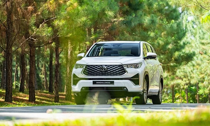 The Innova Cross features sporty 5-spoke double-design alloy wheels.