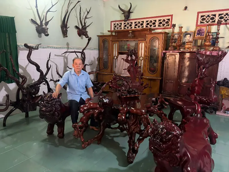 Unique and unusual: A farmer in his 70s 'transforms' tree stumps into a variety of one-of-a-kind items - Photo 1.