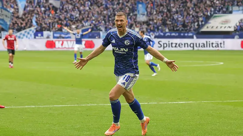 FC Schalke 04 v Hannover 96 - 2. Bundesliga