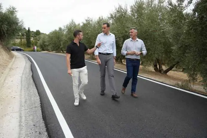 La Diputación pavimenta el transitado camino de Tramaya en La Iruela