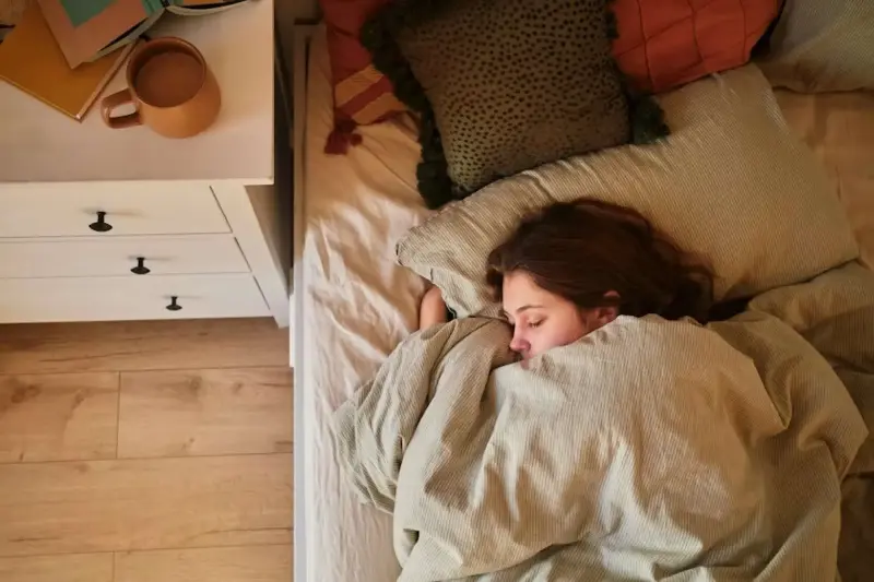 El hábito nocturno que puede ayudarte a perder peso sin cambiar tu dieta