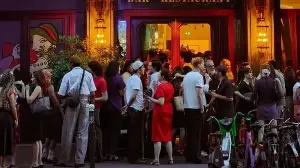 The Taste by Vir Sanghvi: The culture of queuing up outside a restaurant
