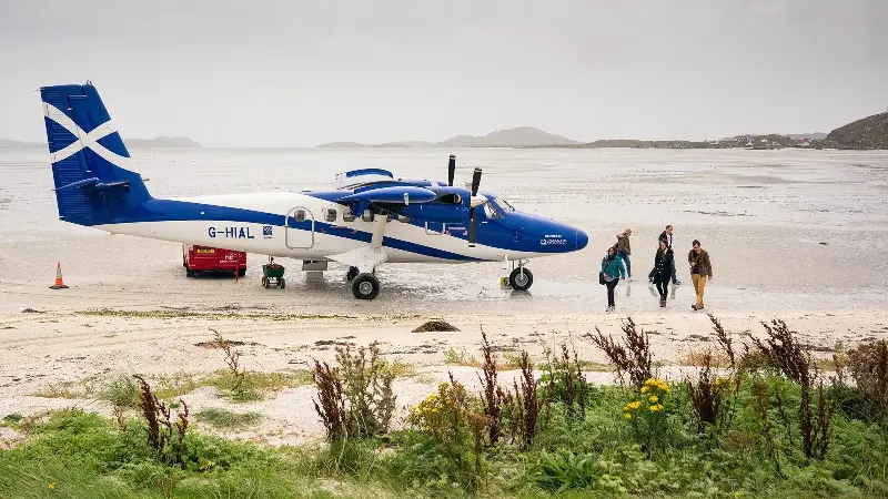 What's on the 12 most unusual airport runways in the world? - Photo 1. Có gì ở 12 đường băng sân bay kỳ lạ nhất thế giới?- Ảnh 1.