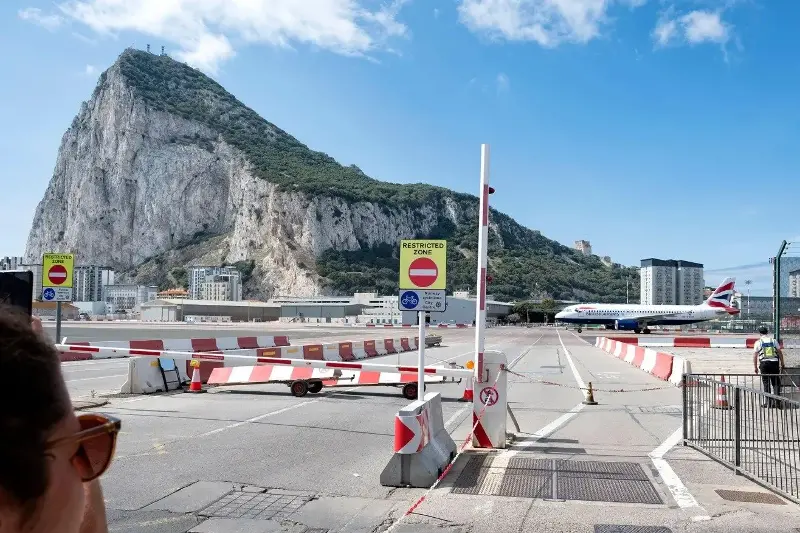 What's on the 12 most unusual airport runways in the world? - Photo 7. Có gì ở 12 đường băng sân bay kỳ lạ nhất thế giới?- Ảnh 7.