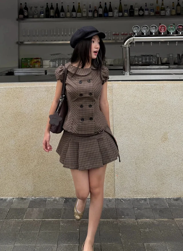 Stylish newsboy caps add flair to long trips - Photo 7.