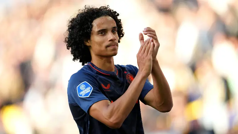 «El Feyenoord quería 30 millones o más por Read. Supongo que ahora por Zechiël...»