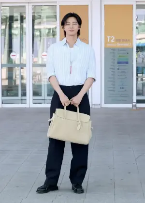 The Ultimate Boyfriend Look: Park Seo-joon Rocks Jacquemus Style at the Airport