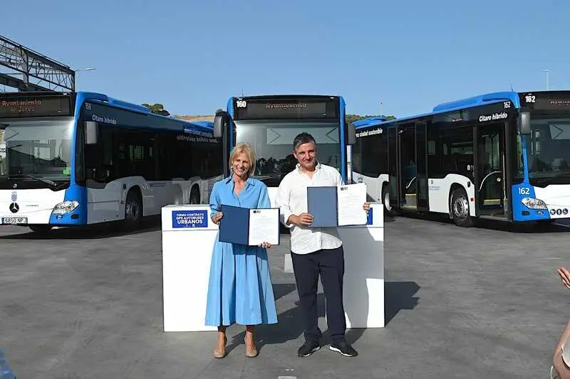 La alcaldesa firma el contrato para el nuevo sistema de modernización de la flota de autobuses