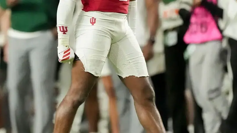 Indiana Hoosiers defensive back D'Angelo Ponds