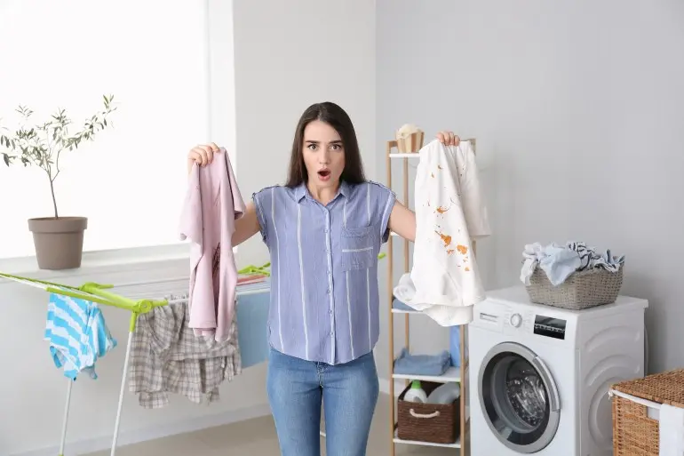 بدون مساحيق غسيل.. نصائح للتخلص من البقع العنيدة على الملابس