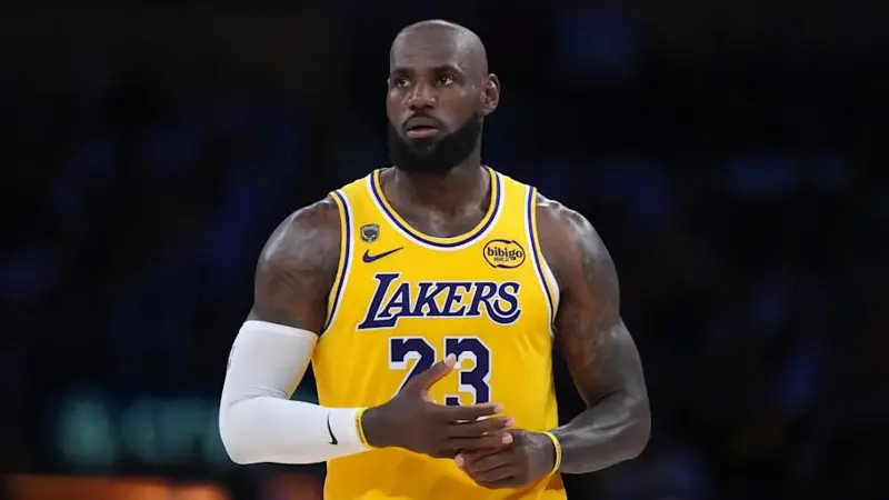 Dueña de los Lakers sobre el futuro de LeBron James: “La decisión es suya”