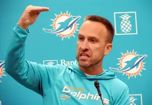 Chris Perkins: Here’s how video on social media might have caused Dolphins coach Jeff Hafley to lose a game