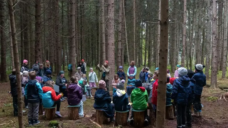 Aßlinger Grundschüler pflanzen 100 Bäume neben ihr Waldklassenzimmer