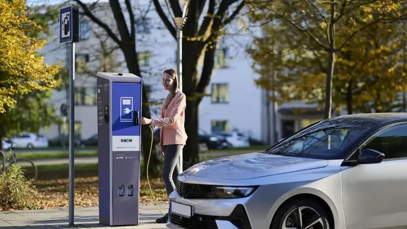 Streit um E-Ladesäulen: München muss Vergabeverfahren ändern – „Fangen wieder von vorne an“