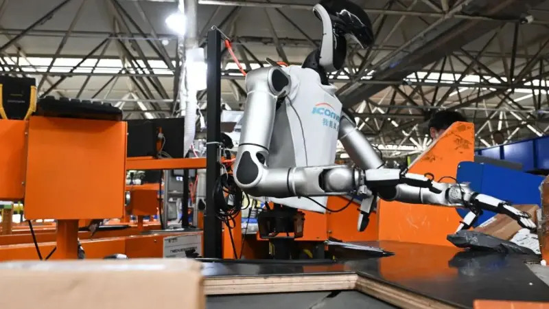 China plaatst humanoïde robots in een van de drukste sorteercentra ter wereld