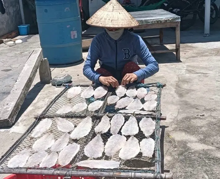 Ms. Thanh took advantage of the sunny weather to dry fish.