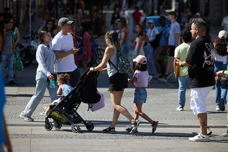 España lidera la esperanza de vida de la UE pero se encamina a ser el segundo país con menos nacimientos