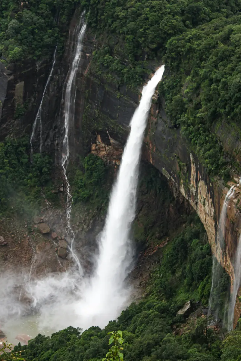 Plunging Nohkalikai Falls create a dramatic spectacle amid Meghalaya’s lush cliffs.