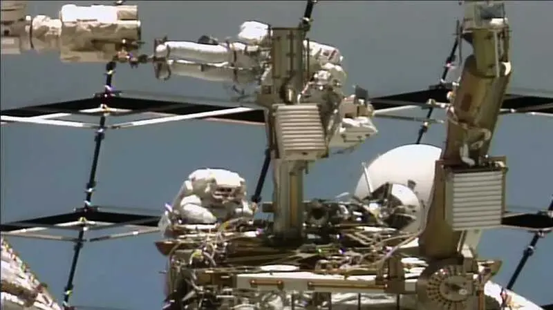 El astronauta de la NASA Anil Menon y la de la ESA Sophie Adenot realizan una caminata espacial de 6 horas y 23 minutos