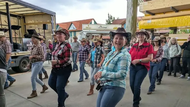 Tanz mit Cowboyhüten und guter Laune: Der schwungvolle Auftritt der Linedance Formation Edertal sorgte für Unterhaltung bei den Besuchern.