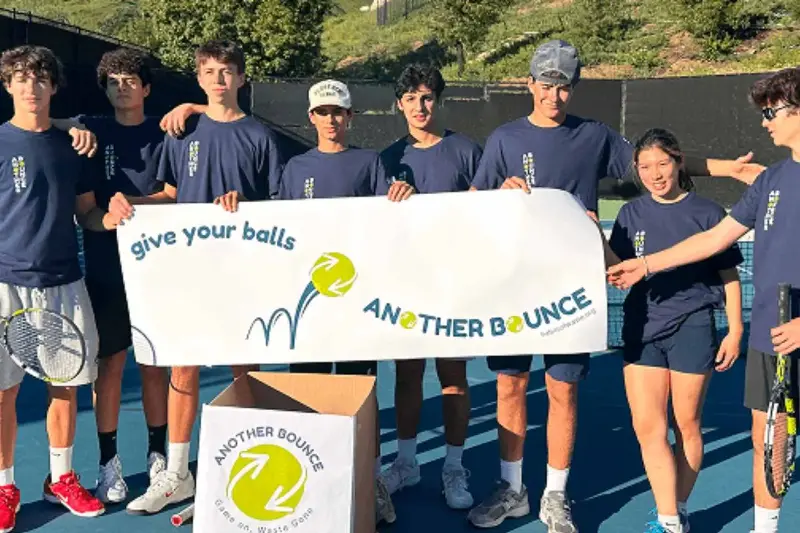 Le palline da tennis impiegano fino a 400 anni per degradarsi: così questi studenti vogliono riciclarle (e puntano al record del mondo)