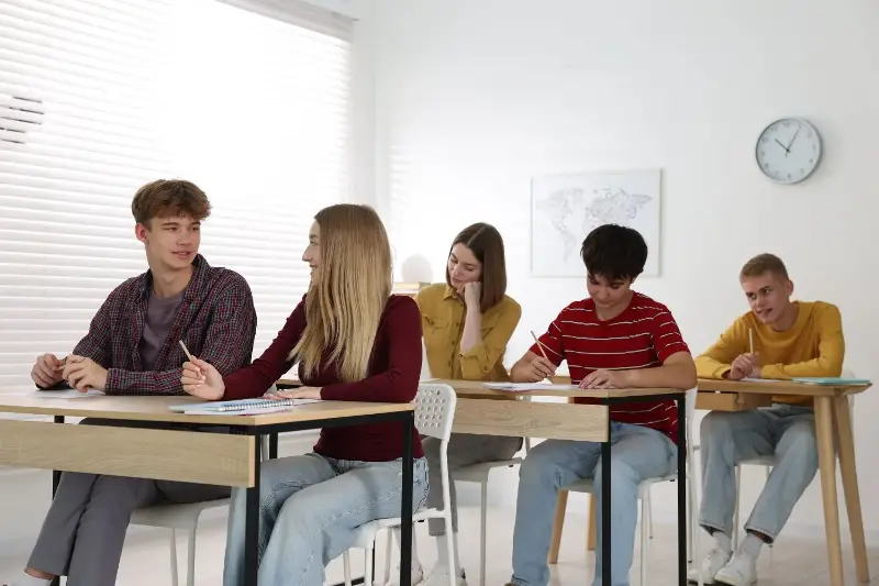 Rivoluzione nei licei: in classe entra l’IA e torna la geografia, cosa cambia nei nuovi programmi