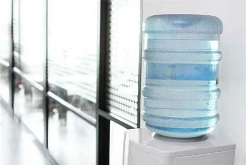 8 Taboo Locations to Absolutely Avoid When Placing a Water Bottle - Image 2.