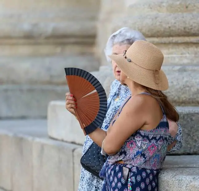 La EMA pide vigilar a niños, ancianos y enfermos ante el aviso naranja por calor en Almería y Granada