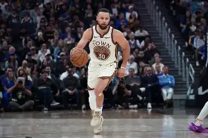 NBA: Steph Curry steps up late to help Warriors survive Kings